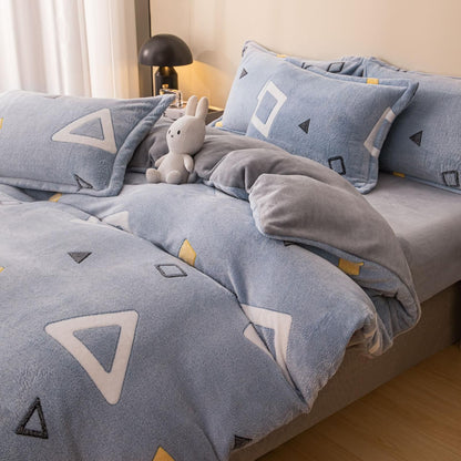 Lenjerie Cocolino 4 Piese cu Elastic, Pat Dublu, Albastru/Triunghiuri-C9589