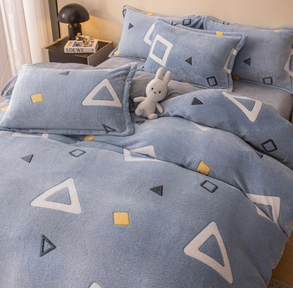 Lenjerie Cocolino 4 Piese cu Elastic, Pat Dublu, Albastru/Triunghiuri-C9589