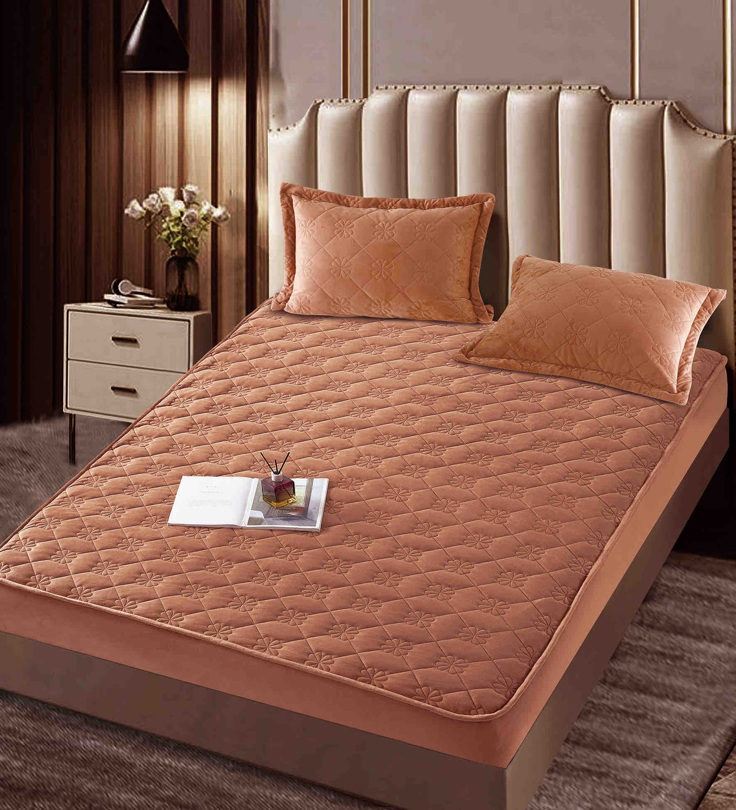 Husa matlasata tip topper din catifea, 140x200cm+2 fete de perna 50x70cm, Maro