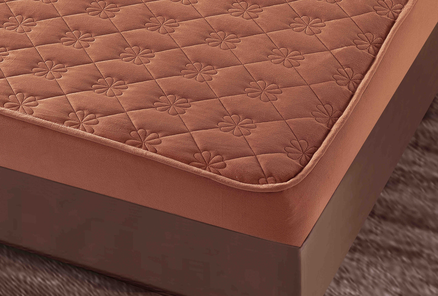 Husa matlasata tip topper din catifea, 140x200cm+2 fete de perna 50x70cm, Maro