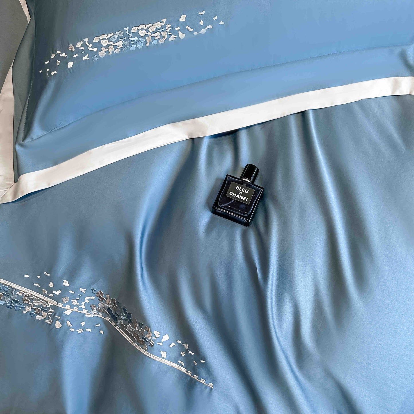 Lenjerie de Pat Premium Satin Deluxe cu Broderie Eleganta, din Bumbac 100%, 4 Piese, Blue-C11296