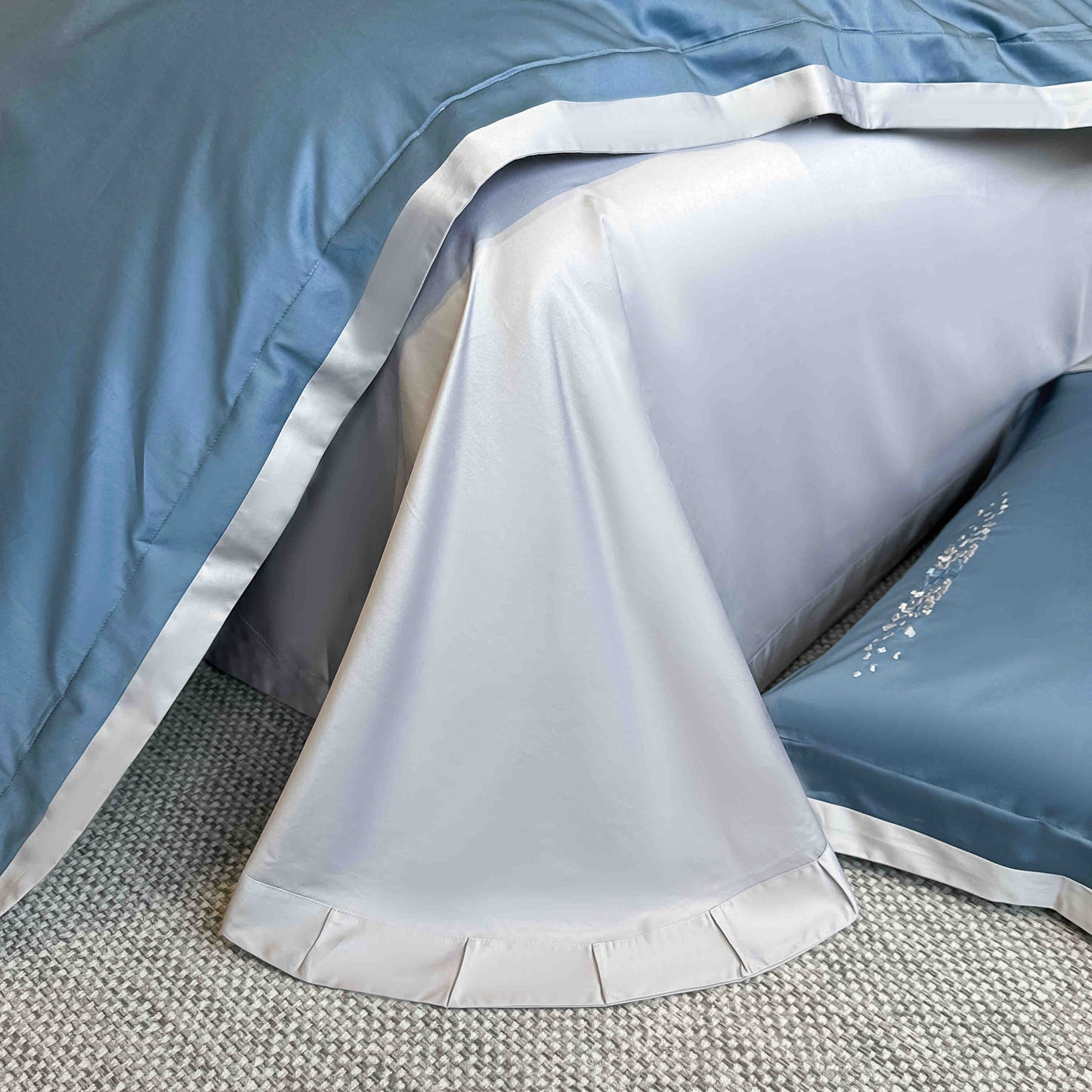 Lenjerie de Pat Premium Satin Deluxe cu Broderie Eleganta, din Bumbac 100%, 4 Piese, Blue-C11296