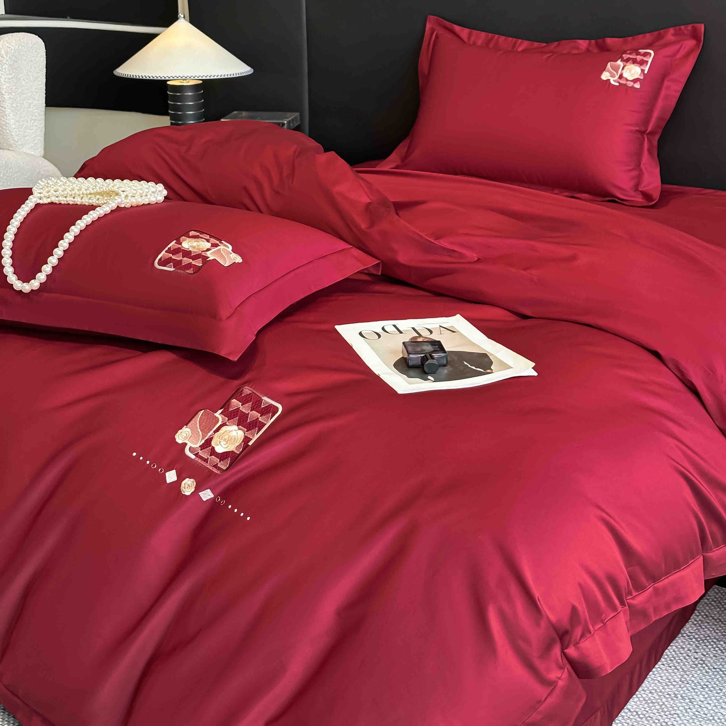 Lenjerie de Pat Premium Satin Deluxe cu Broderie Eleganta, din Bumbac 100%, 4 Piese, Rosu-C11297