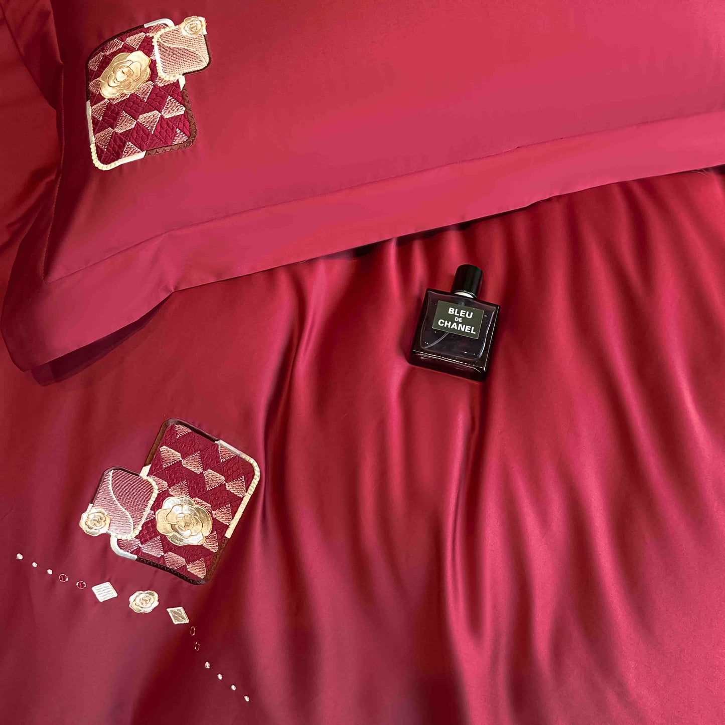 Lenjerie de Pat Premium Satin Deluxe cu Broderie Eleganta, din Bumbac 100%, 4 Piese, Rosu-C11297