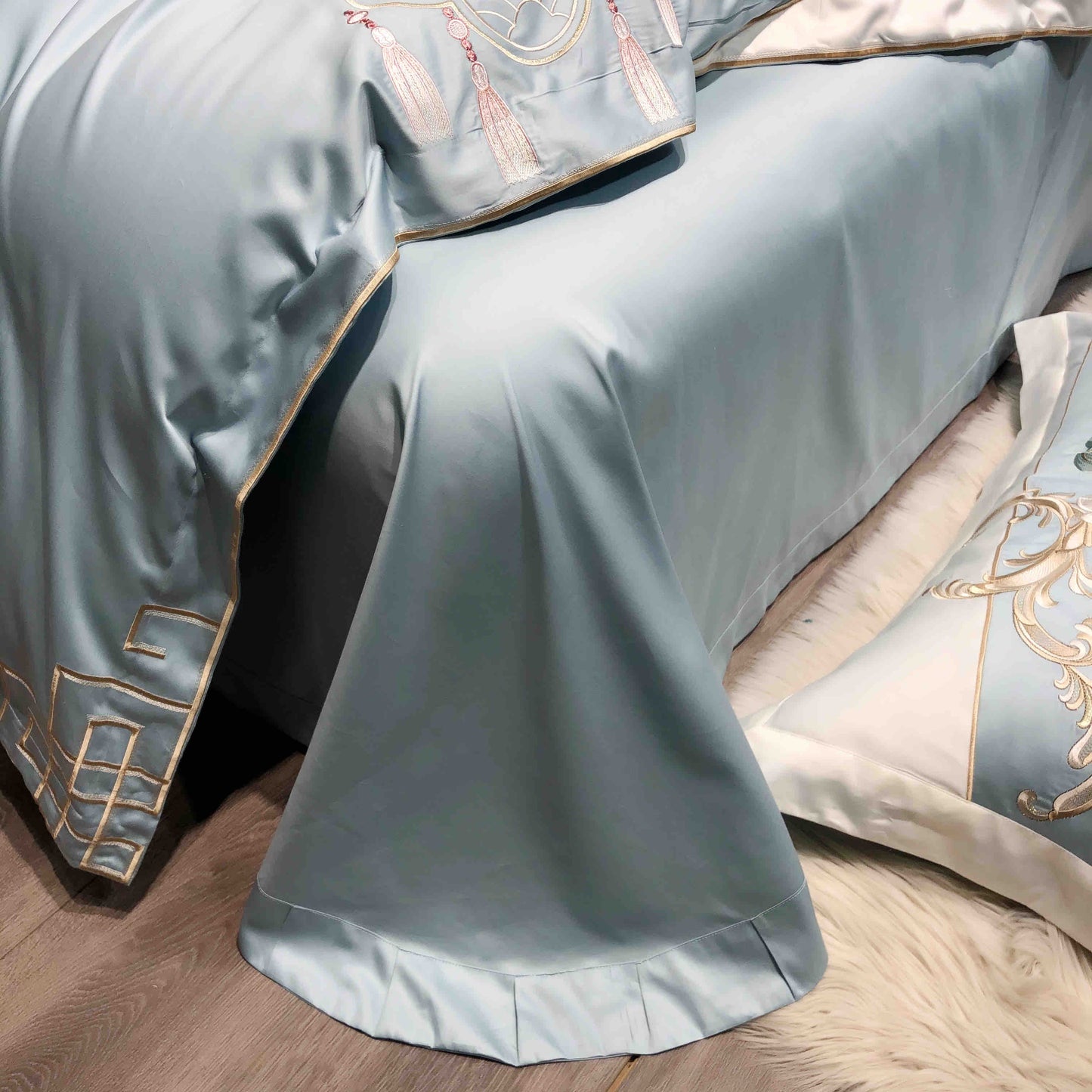 Lenjerie de Pat Premium Satin Deluxe cu Broderie Eleganta, din Bumbac 100%, 4 Piese, Blue Royal-C11299