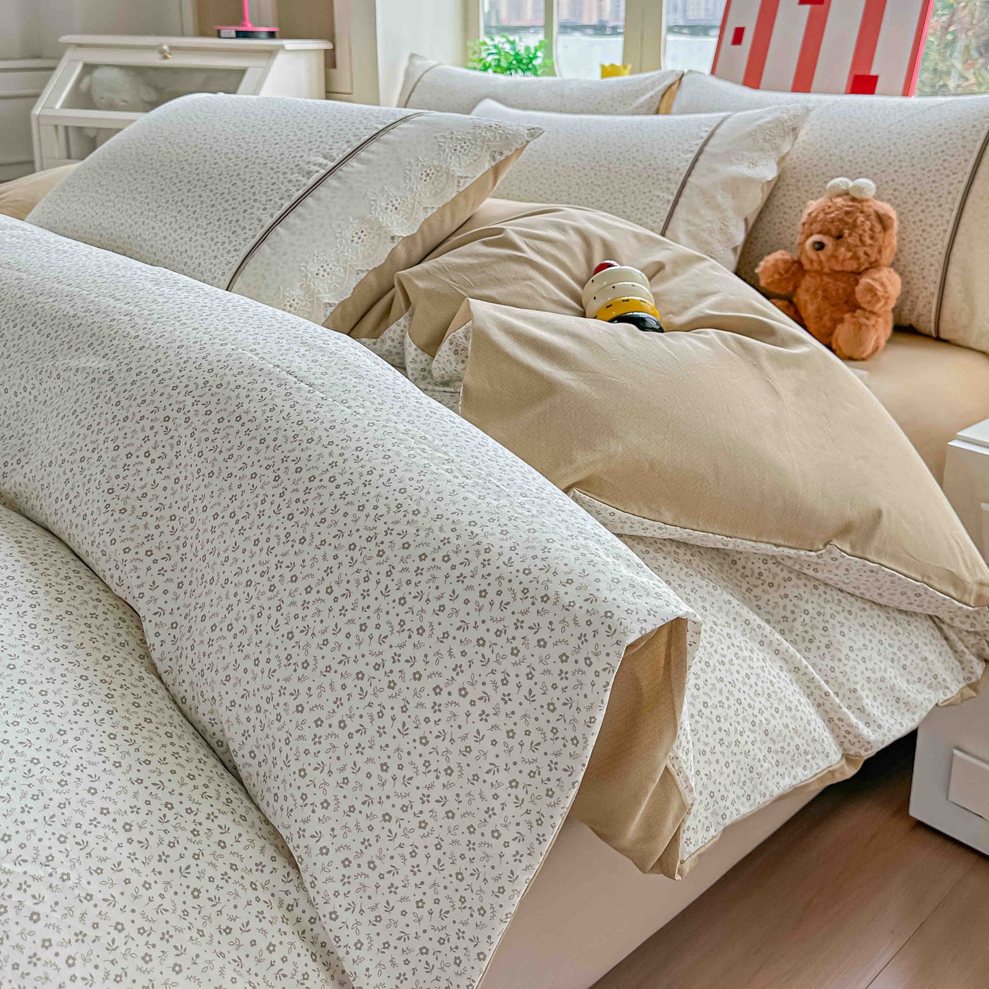 Lenjerie de Pat Premium, Bumbac 100%, cu Volanase din Dantela, Cearceaf pat Elastic, 4 Piese-C11391
