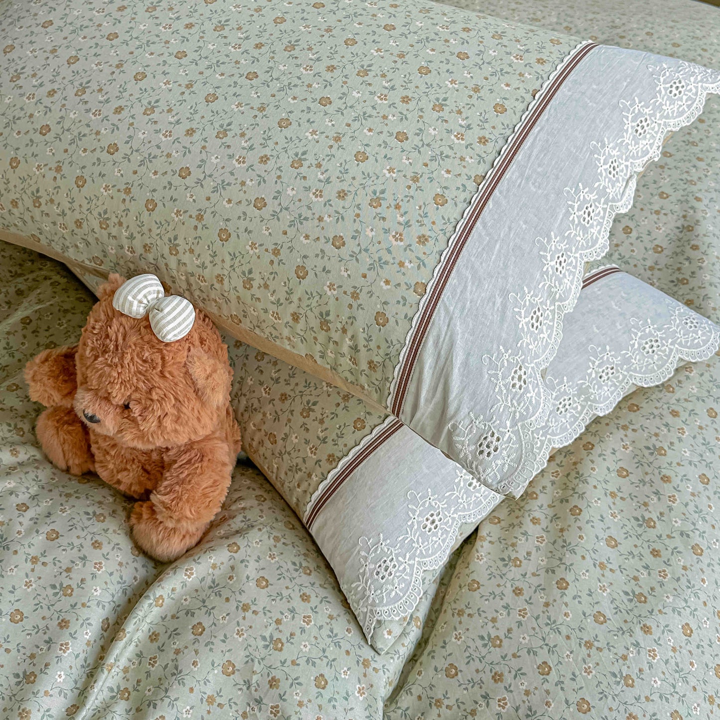 Lenjerie de Pat Premium, Bumbac 100%, cu Volanase din Dantela, Cearceaf pat Elastic, 4 Piese-C11317