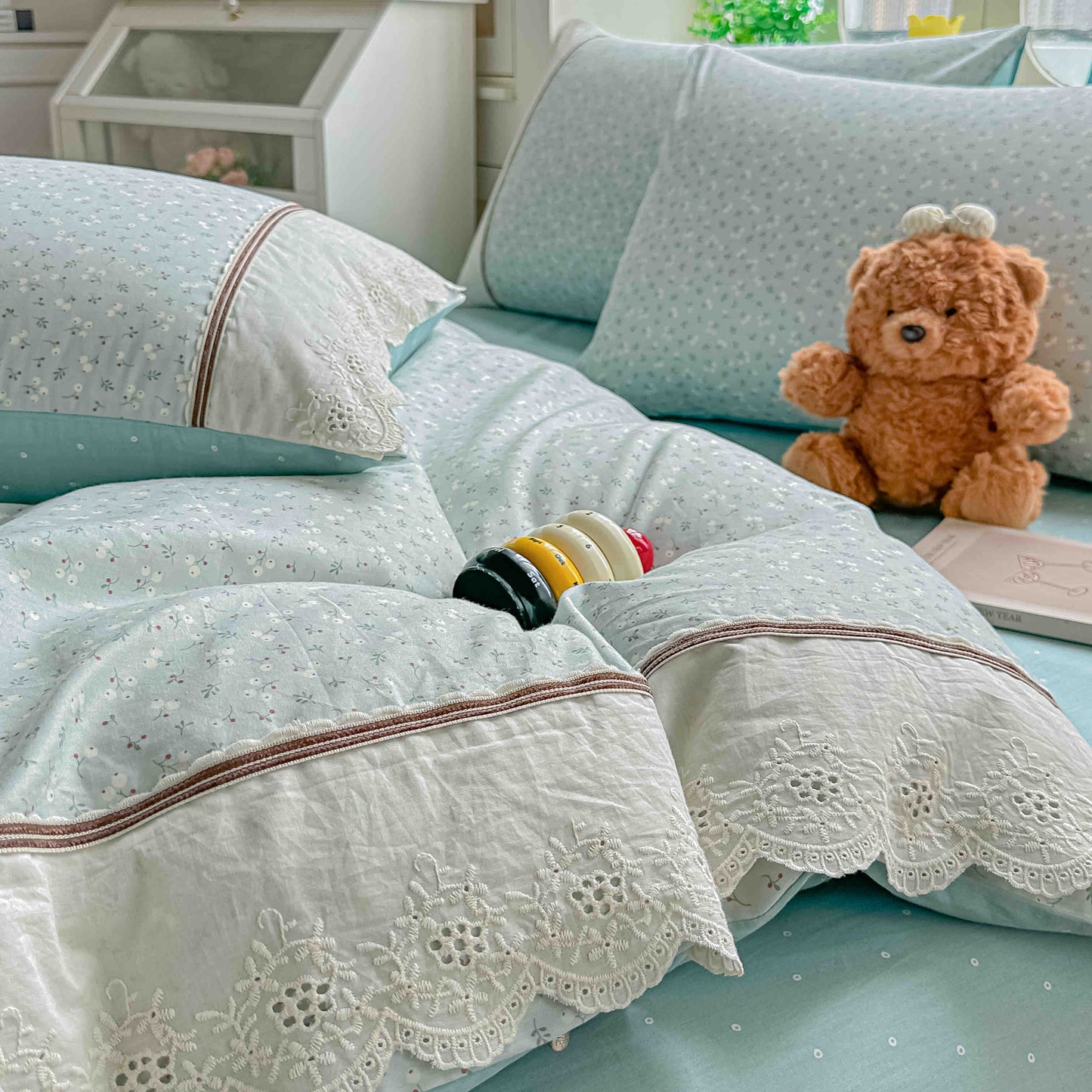Lenjerie de Pat Premium, Bumbac 100%, cu Volanase din Dantela, Cearceaf pat Elastic, 4 Piese-C11316