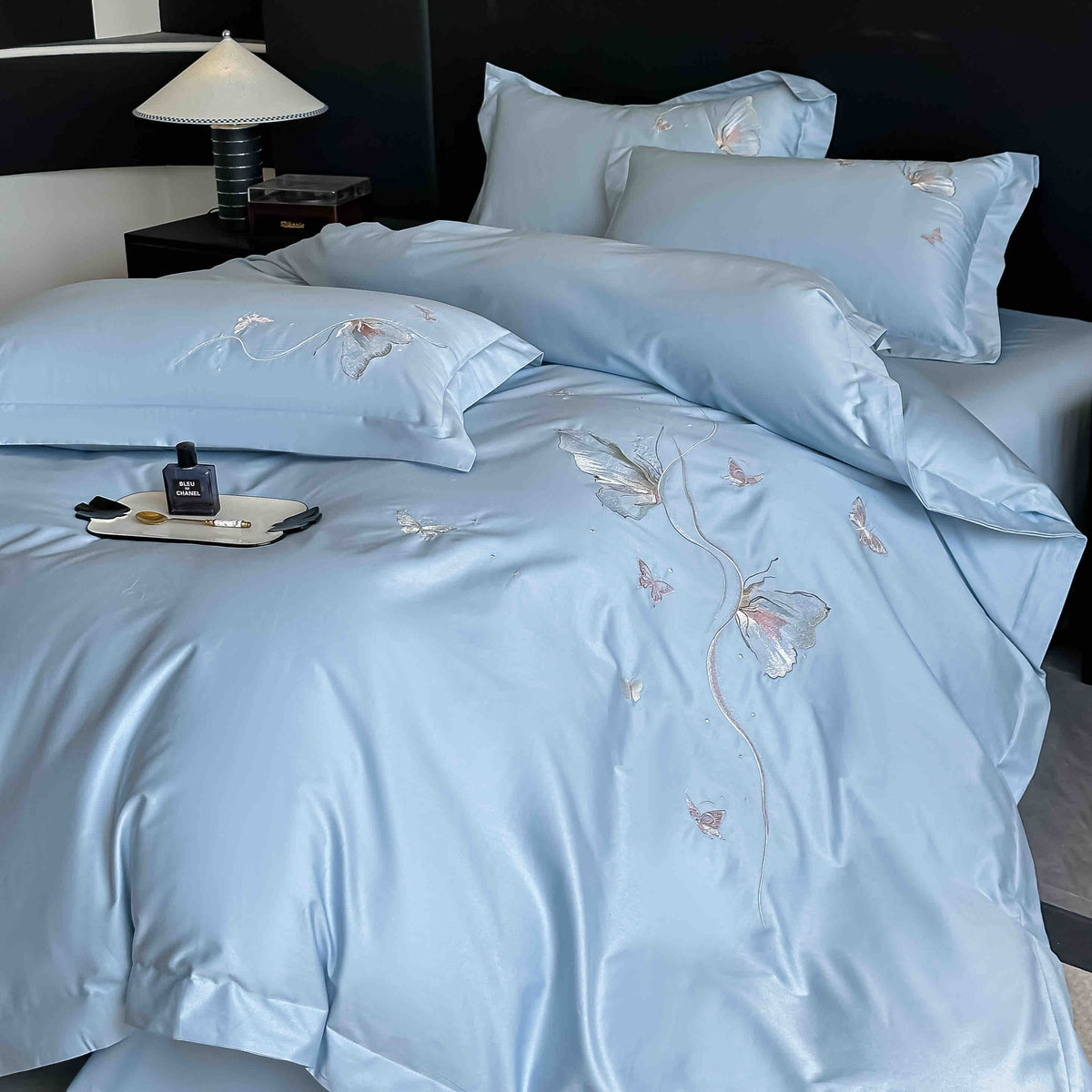 Lenjerie de Pat Premium Satin Deluxe cu Broderie Eleganta, din Bumbac 100%, 4 Piese, Bleu/Fluturasi-C11533