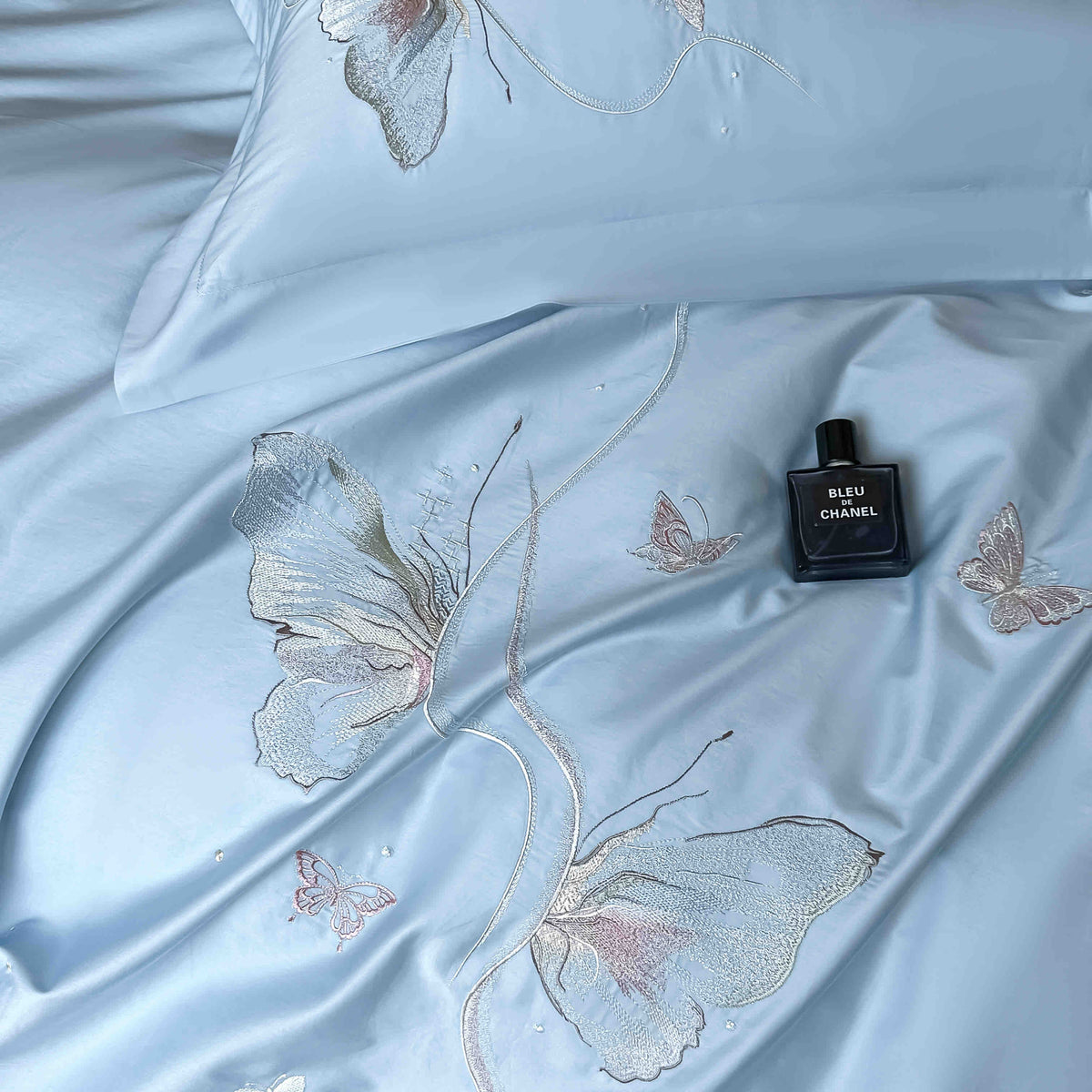 Lenjerie de Pat Premium Satin Deluxe cu Broderie Eleganta, din Bumbac 100%, 4 Piese, Bleu/Fluturasi-C11533