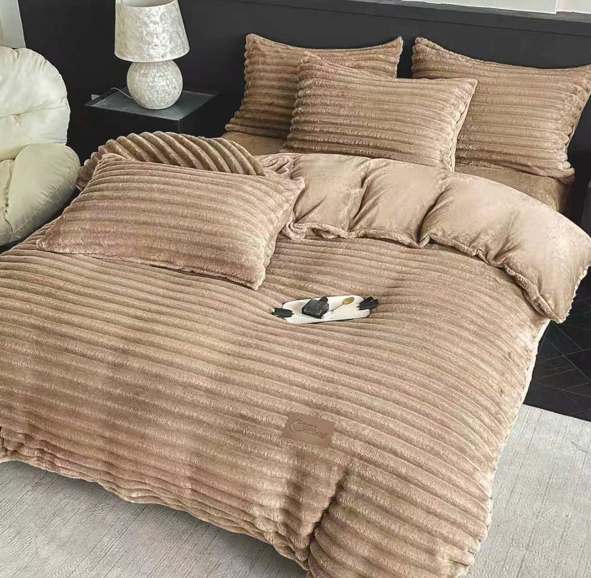 Lenjerie Cocolino Pufoasa cu Blanita Scurta, Model Dungat, 4 Piese, Cearceaf pat cu Elastic, Bej Inchis-M11538