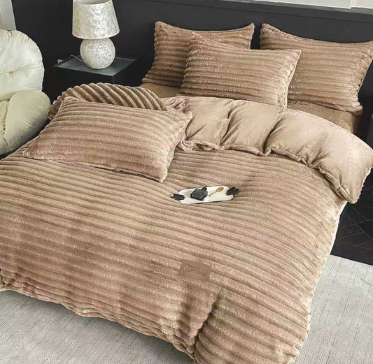 Lenjerie Cocolino Pufoasa cu Blanita Scurta, Model Dungat, 4 Piese, Cearceaf pat cu Elastic, Bej Inchis-M11538